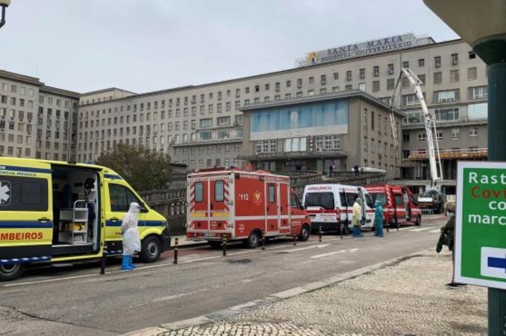 La foto más temida en Portugal: fila de ambulancias frente a un hospital que ya no tiene camas