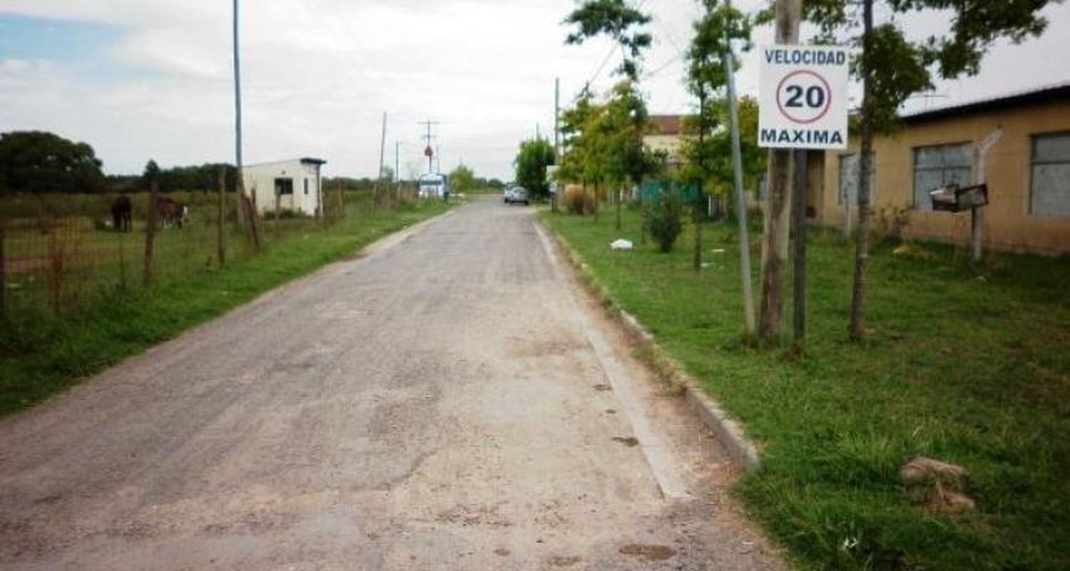 Delincuentes tiraron de la moto a una mujer para robarle la cartera
