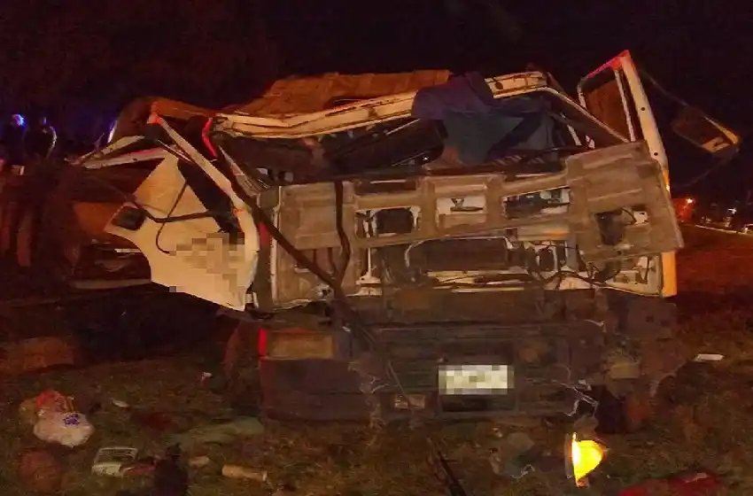 Se salvó de milagro: el conductor de un camión se despistó y cayó a colectora