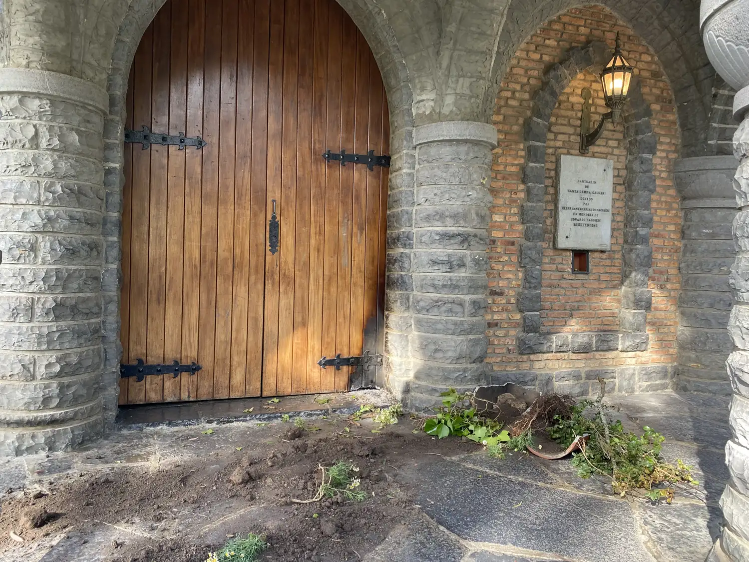 La puerta principal de la iglesia, quemada