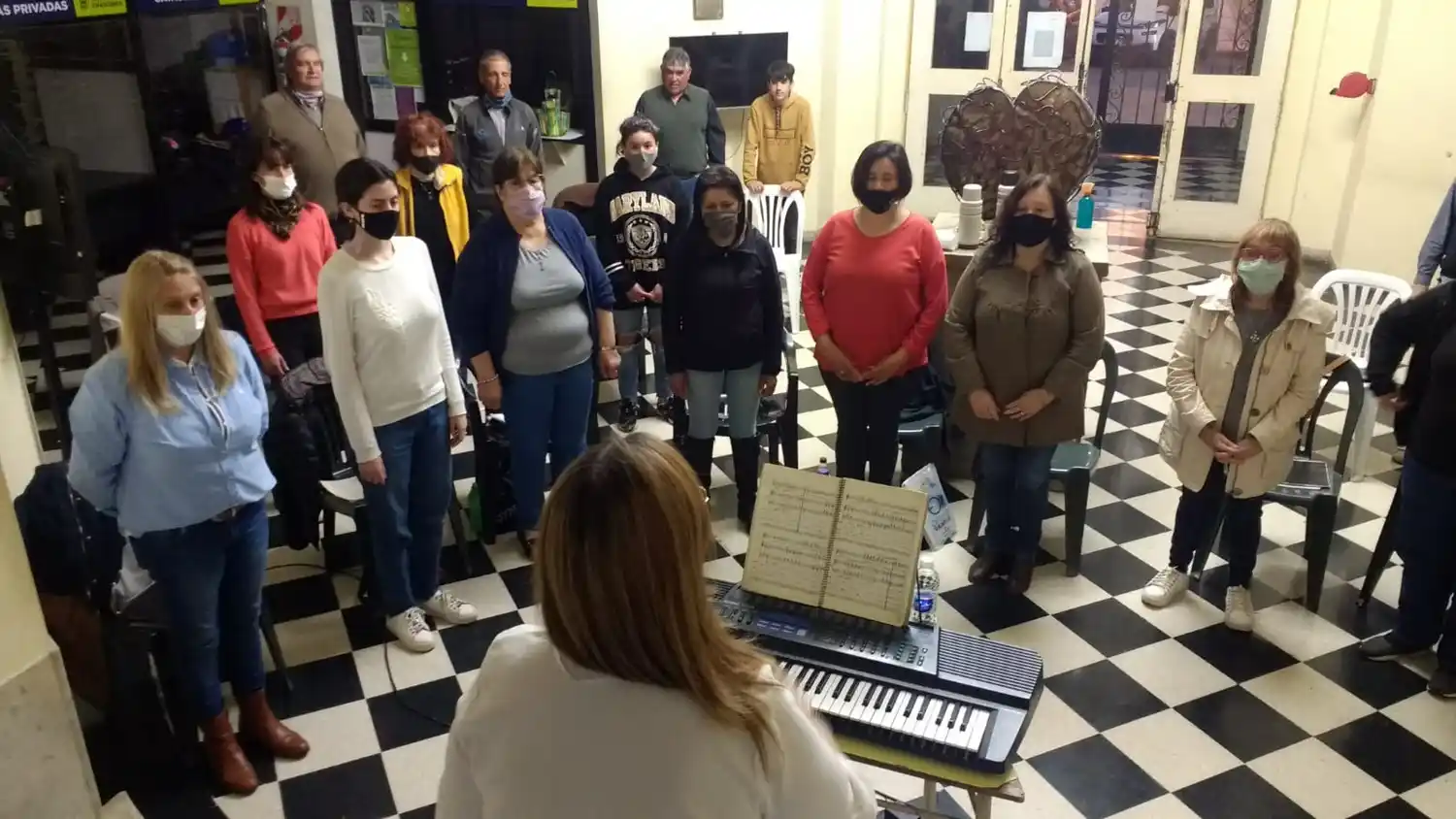 Cantoría Municipal de Chascomús: ensayos corales presenciales en el hall de la municipalidad