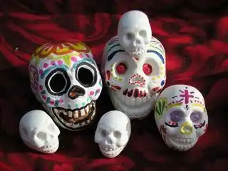 Conoce cómo se celebra la fiesta de muertos en tres tradiciones