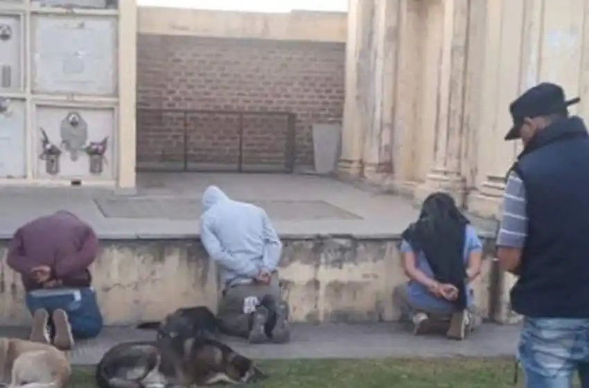 Tres detenidos en el Cementerio La Piedad: obtenían unos mil pesos diarios en metal