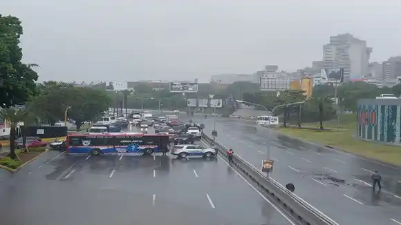 ROTURA DE TUBERÍA y lluvias causan estragos en el este de Caracas