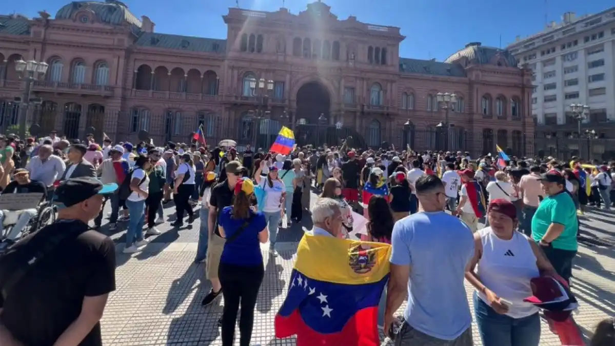 Cientos de venezolanos concentrados en la Plaza de Mayo de Buenos Aires respaldan a Edmundo González (IMÁGENES)
