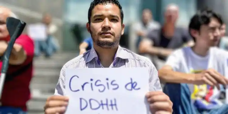 Congresista Díaz-Balart pide detener la deportación a El Salvador del venezolano Gregory Sanabria