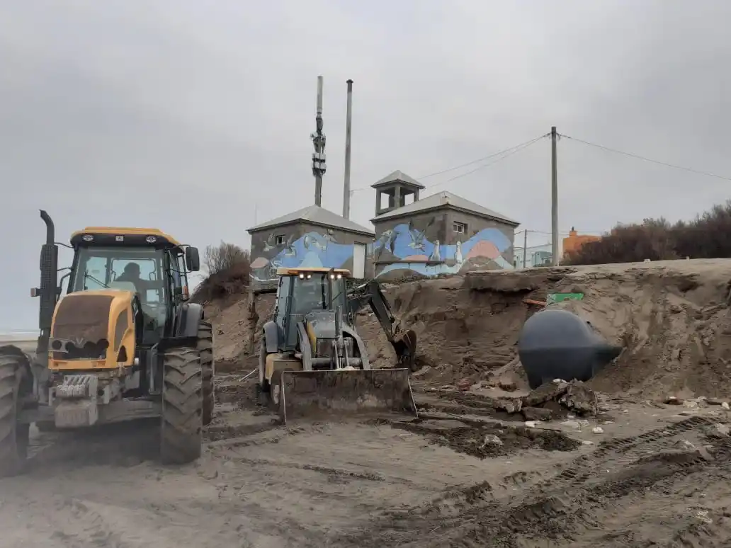 Marejada: retiraron escombros de la playa de Dunamar