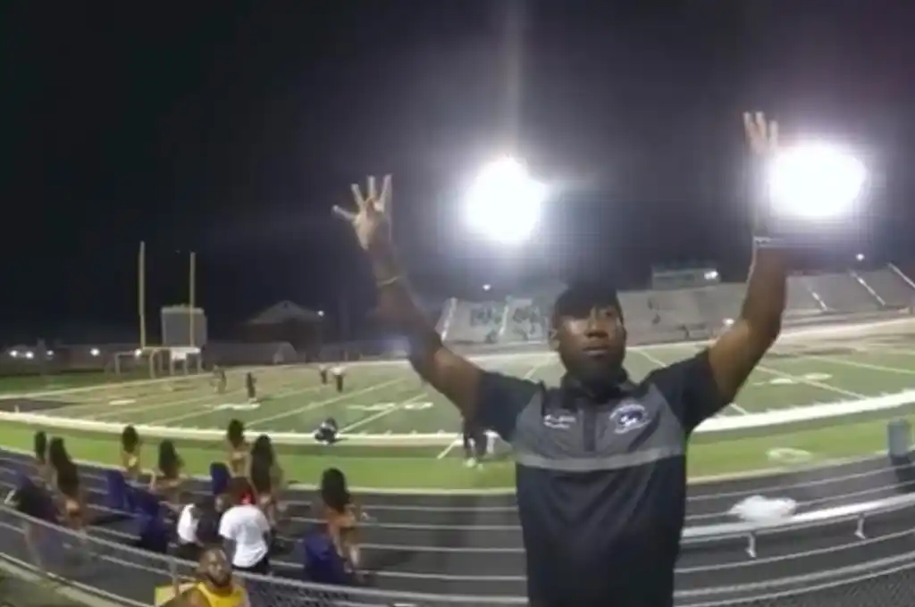 El hombre se había negado a ordenar a su banda de música que dejara de tocar durante un partido de fútbol americano.
