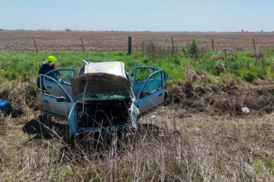 Tragedia en el oeste santafesino: una mujer murió en un vuelco en camino rural