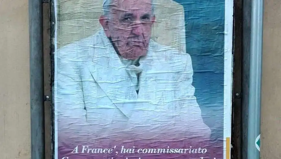 Roma, empapelada con una inédita pegatina de afiches contra Francisco