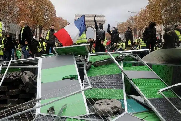 Francia: multitudinarias protestas contra el aumento del combustible