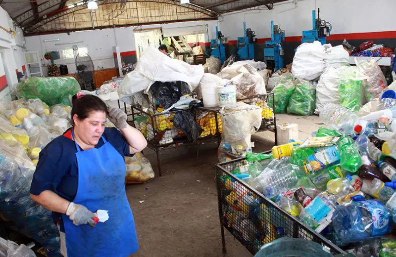 Todo para Ellos necesita botellas plásticas