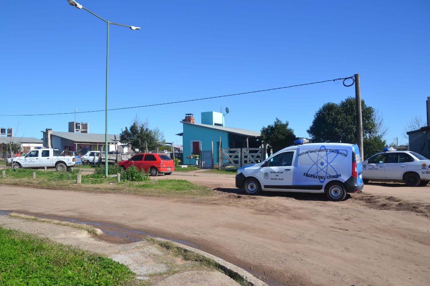 Un grupo de amigos estaban en la vereda y fueron sorprendidos por dos delincuentes armados