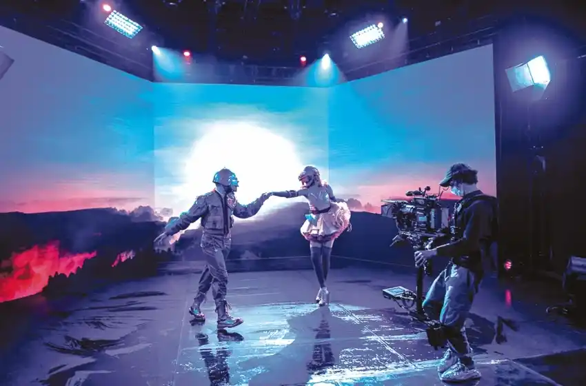 El modisto Julien Fournié propone una alta costura 2.0 en el universo virtual