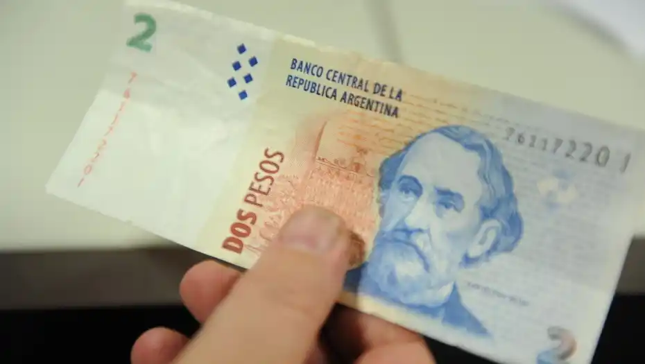 Chau a los billetes de 2 pesos: ¿cómo hacer para canjearlos sin problemas?