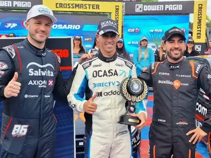 Pernía con el 1, flanqueado por Canapino y Santero.