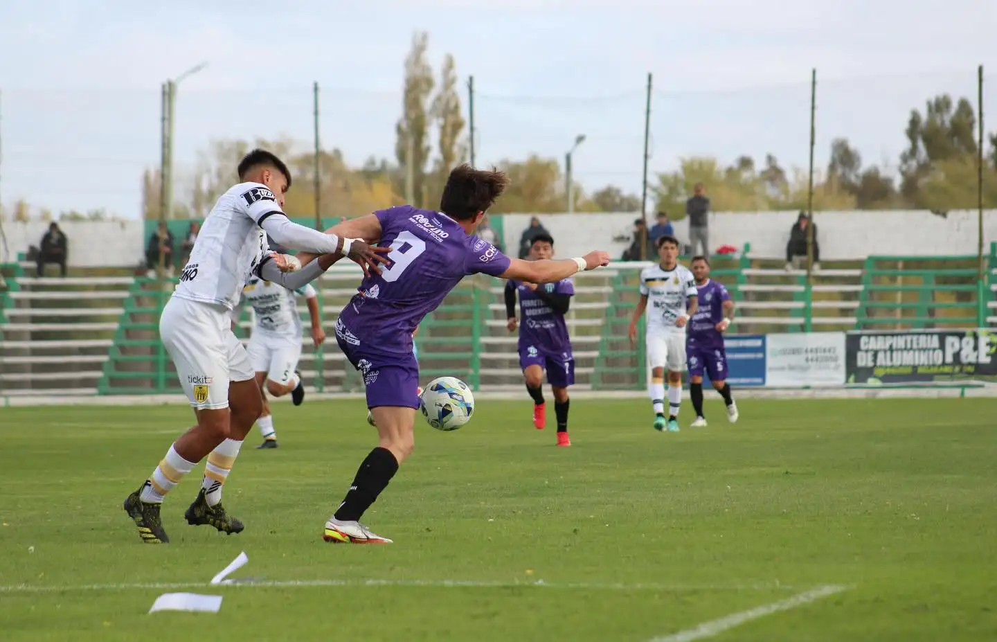 Domínguez, en la marca de Satler, durante Germinal 1-Santamarina 1.