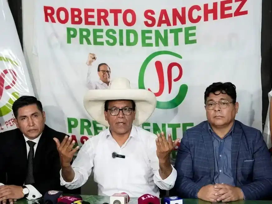 Roberto Sánchez se hace fuerte en el conteo. Reuters/Angela Ponce