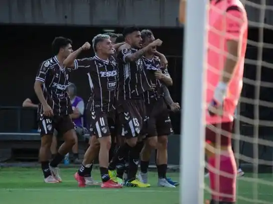 Platense festeja el gol de la victoria.
