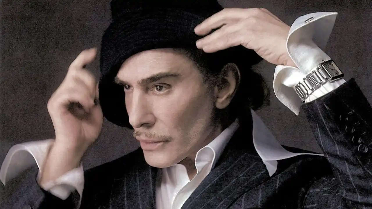 La alianza también representa el regreso de Galliano al centro de la escena tras un período de bajo perfil, luego de su salida de Maison Margiela en 2024.