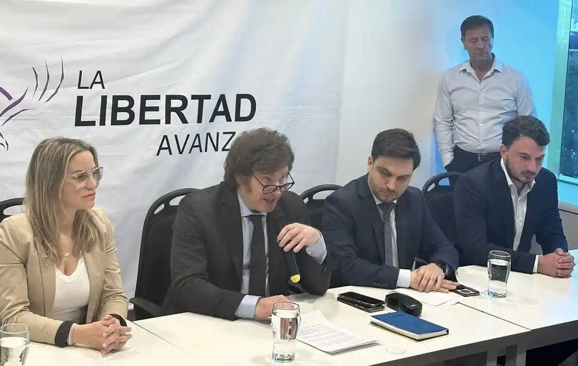 Javier Milei aseguró que se trata de "ensuciar el proceso electoral" para "proscribir" su candidatura