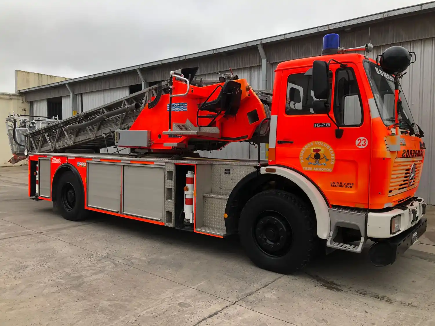 Los Bomberos Voluntarios venden un camión con escalera montada