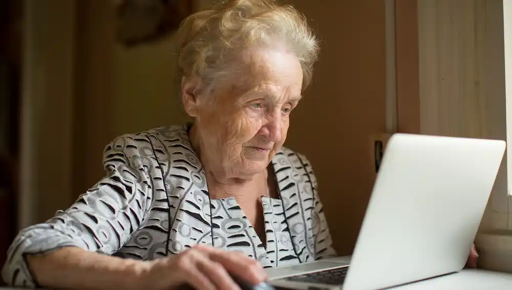 Abuela de 101 años está terminando el bachillerato y seguirá estudiando