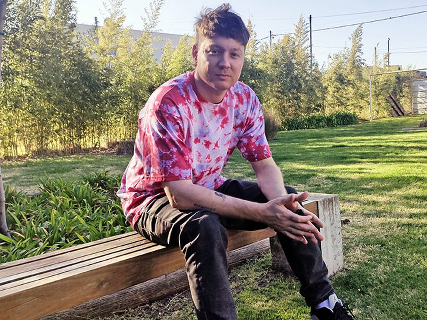 Mano a mano con Emanero, una figura del rap