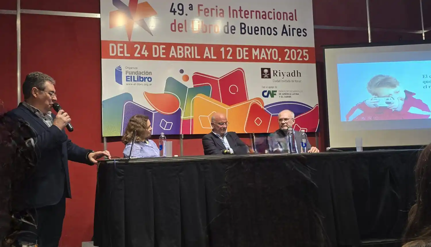 Gondolesi "Trascender" en la Feria Internacional del Libro.