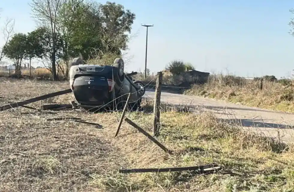 El auto que conducía la niña quedó tumbado en un camino rural
