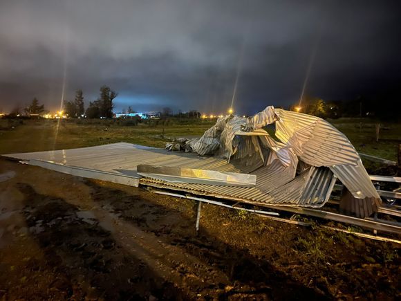 Temporal en Balcarce: fuertes vientos volaron techos, tiraron árboles y dejaron barrios enteros sin luz