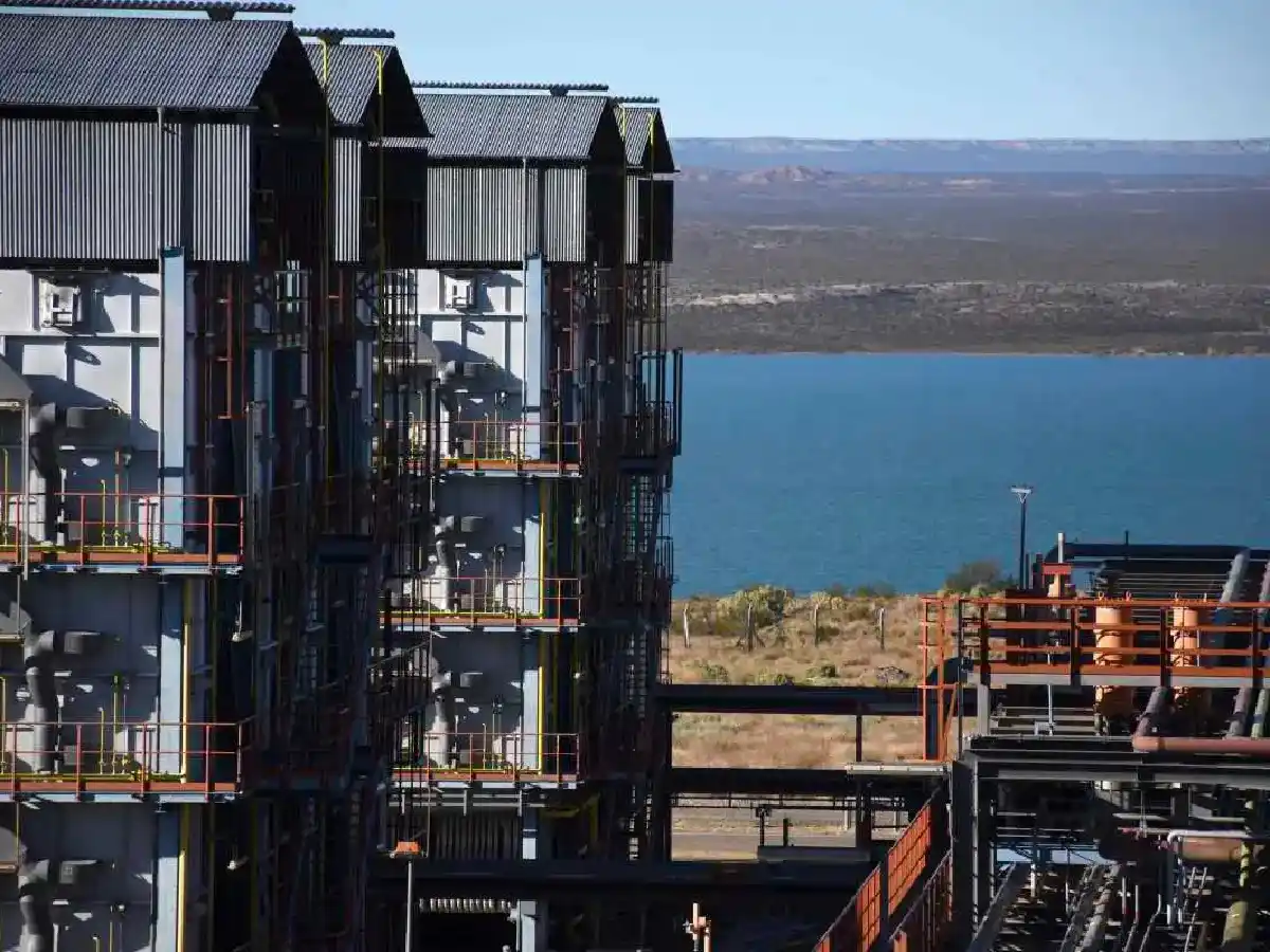 Massa firmó un convenio para reactivar la planta de agua pesada más grande del mundo