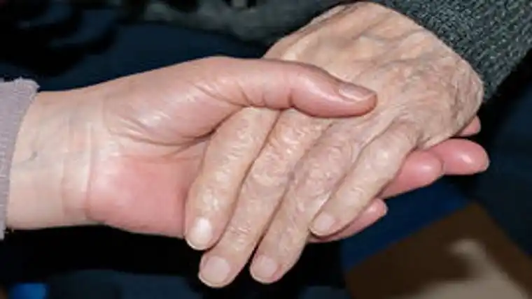 Un hombre se casó con su tío para cobrar la pensión