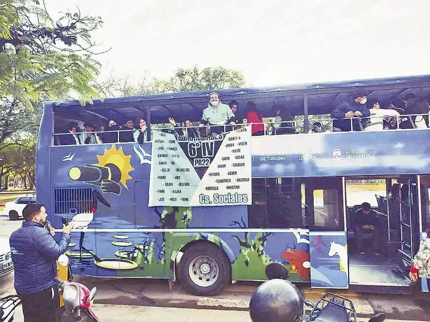 Tour por la capital en el colectivo de Turismo Educa