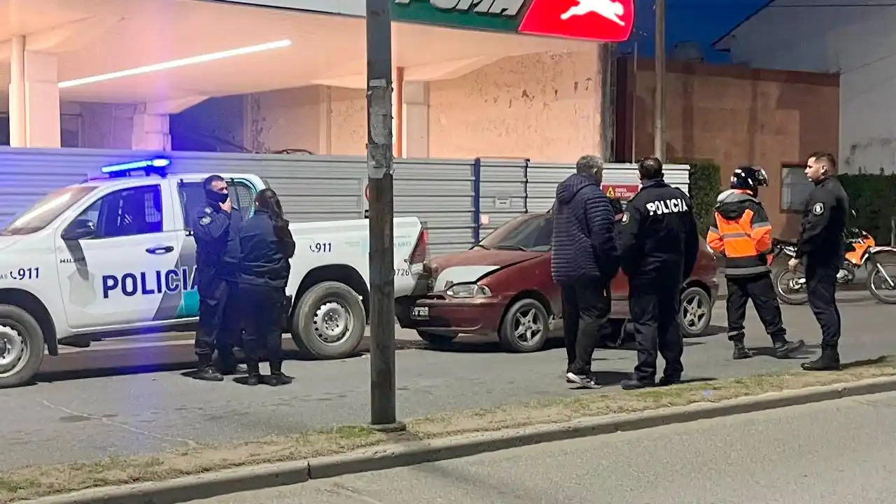 Automovilista chocó un móvil policial en plena avenida 75