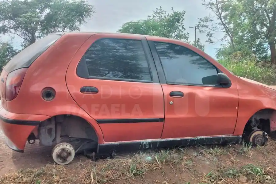 Dejó el auto en la calle por una noche y le robaron las 4 ruedas