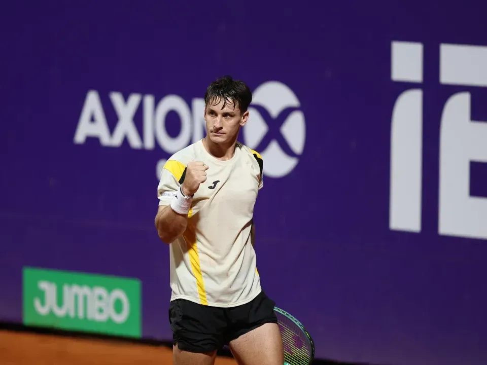 Camilo Ugo Carabelli durante su triunfo en octavos de final. Foto: IG @iebmasargopen.