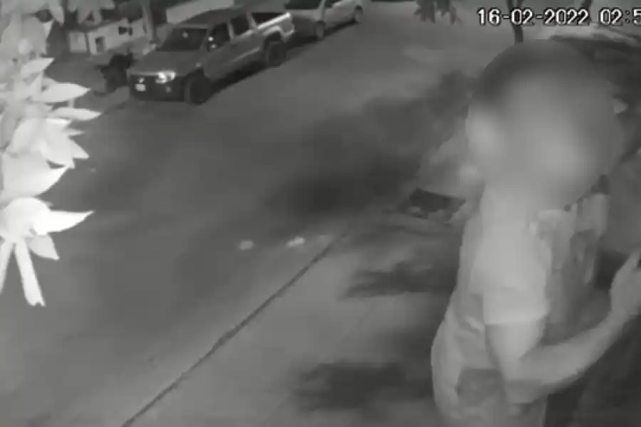VIDEO | Ladrón "araña": quedó grabado trepando hasta el balcón del segundo piso en un edificio de la ciudad de Santa Fe