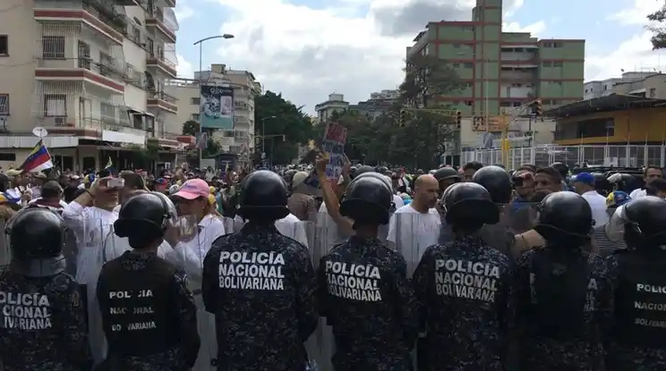 En medio del apagón, chavistas y antichavistas marcharon por las calles de Venezuela
