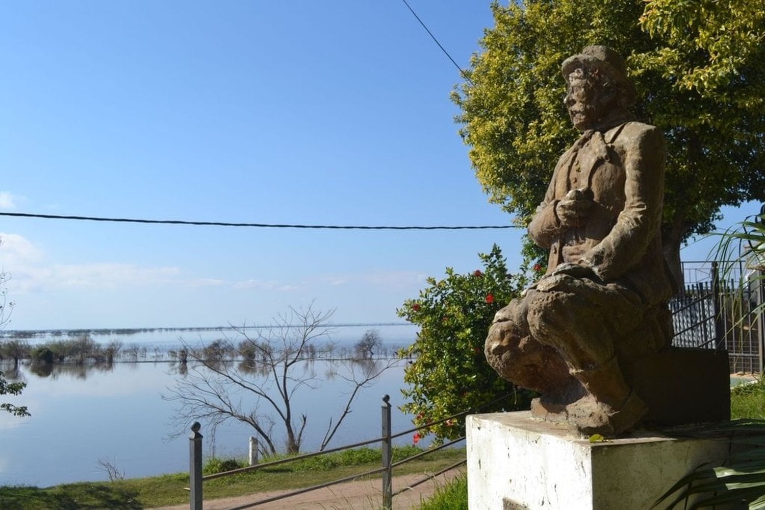 El monumento a Don Segundo Sombra, obra de Agustín Cisneros, emplazada en la costa corondina. Foto: Mirador Provincial