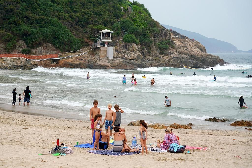Hong Kong debió cerrar sus playas por el rebrote de COVID-19