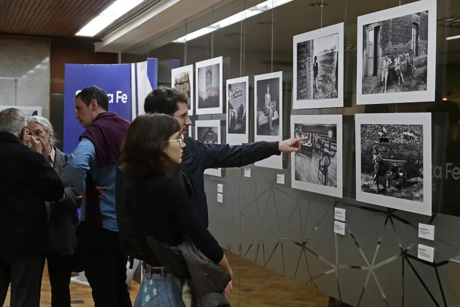 La provincia inauguró en Buenos Aires la muestra fotográfica “Presencialidades”