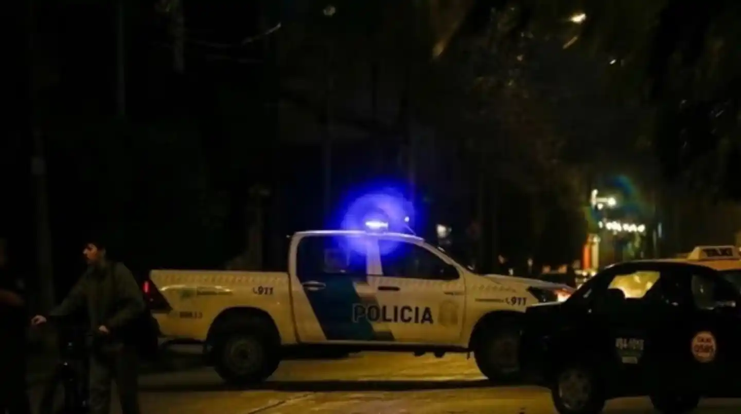 Tragedia: un motociclista murió degollado por un cable colgado en plena calle en Mar del Plata