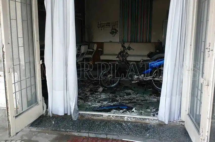 Se incendió una moto en un local comercial