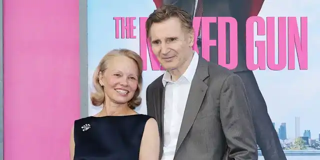 Pamela Anderson y Liam Neeson