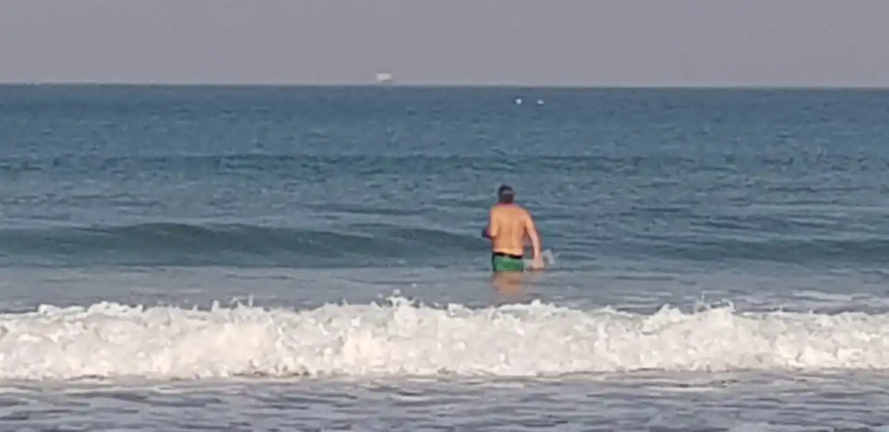 Se metió al mar, violando el aislamiento
