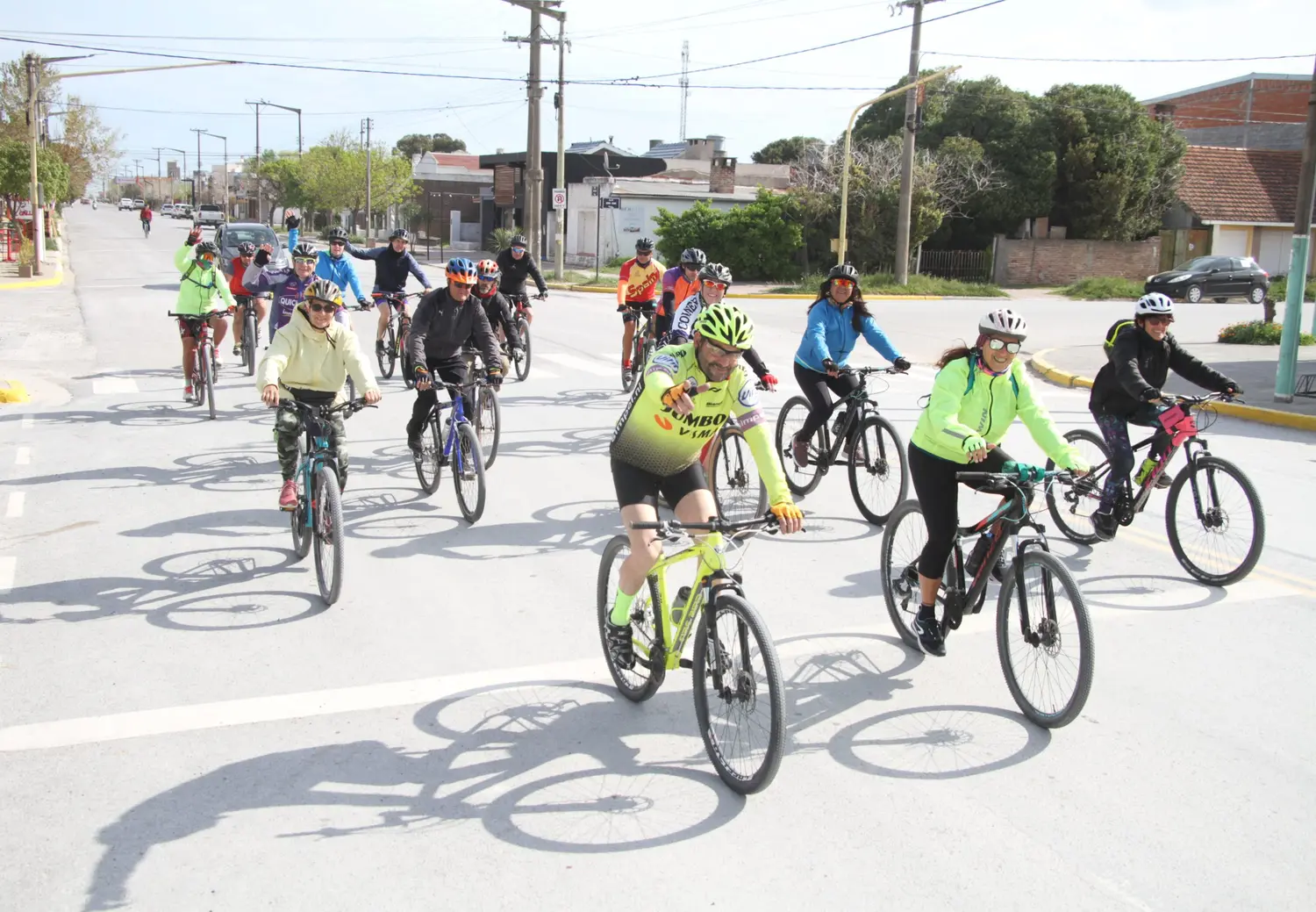 Charla y pedaleada solidaria a beneficio del programa Faros en Claromecó