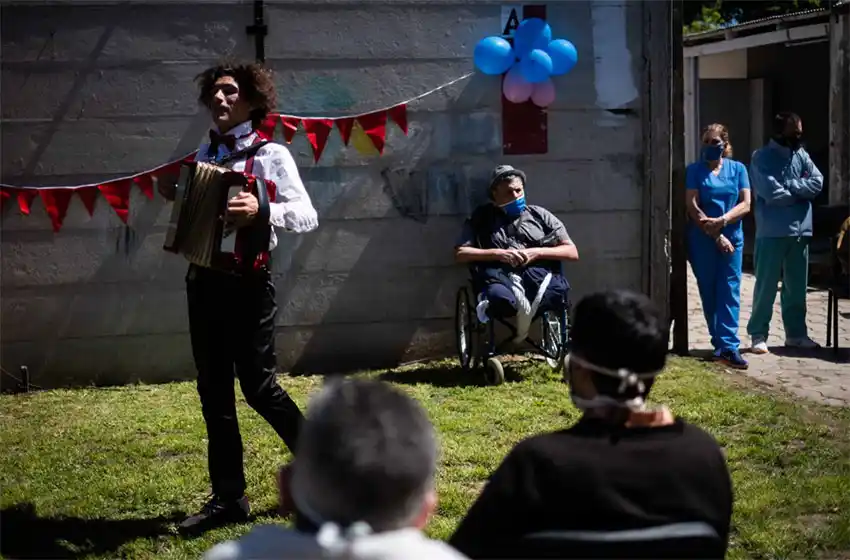 Artistas circenses piden que les habiliten la Banquina de los Pescadores y la Plaza San Martín