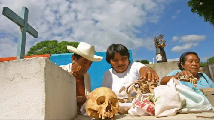 «Salgan, salgan ánimas de pena», cantan mujeres Maya en México que retoman tradición de limpiar huesos de sus muertos