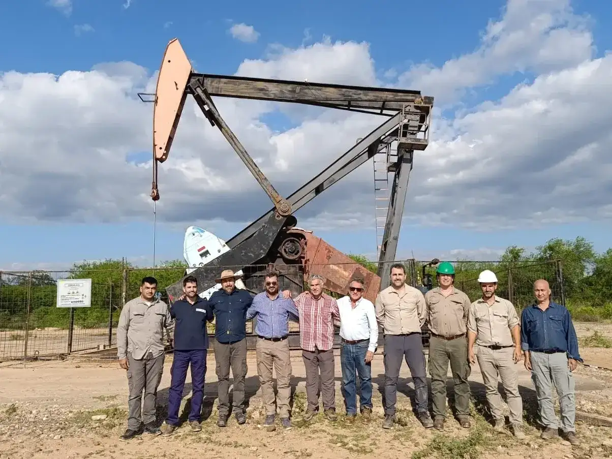 Representantes de Formosa y el CFI recorren un yacimiento petrolero en la provincia para impulsar el desarrollo hidrocarburífero regional, destacando el trabajo conjunto en la infraestructura de extracción de crudo en territorio formoseño.